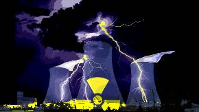  Collage: Vor dräuend-schwarzviolettem Himmel schlagen grelle Blitze in drei Kühltürme eines Atomkraftwerks ein; vor dem mittleren Turm scheint ein gelbes Radioaktivitätszeichen auf, das ein gespenstisches Licht auf das Kraftwerksgelände wirft.