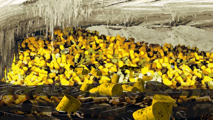 Collage: In einem gefluteten Salzstollen liegen große Mengen von korrodierten Fässern mit Atommüll ungeordnet teils über, teils unter Wasser. Von Stalaktiten an der Stollendecke tropft es auf die Wasserfläche, in der einige Fässer umhertreiben.