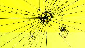 Grafik: Spinnennetzartig zusammenlaufende schwarze Spanndrähte halten einen schwarzen Ring, dessen Streben ein Radioaktivzeichen bilden. Vor dem grellgelben Hintergrund hängen vier Spinnen an Fäden herab; auch auf ihren Körpern erscheinen Radioaktivzeichen.