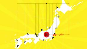 Grafik: Vor gelbem Hintergrund, der von grellgelben Strahlen durchzogen und mit kleinen Radioaktivzeichen bestreut ist, steht in Weiß eine Karte Japans. Die Standorte von 15 AKW sind mit schwarzen Radioaktivzeichen markiert, die durch einen durch schwarze Linien symbolisierten Elektrik-Schaltplan verbunden sind. Zentral steht ein roter Druckknopf, von dem aus eine rote Linie nach rechts den Standort Fukushima durchschneidet, Zacken im Linienverlauf erwecken den Eindruck, dass der Stromkreislauf unterbrochen ist.